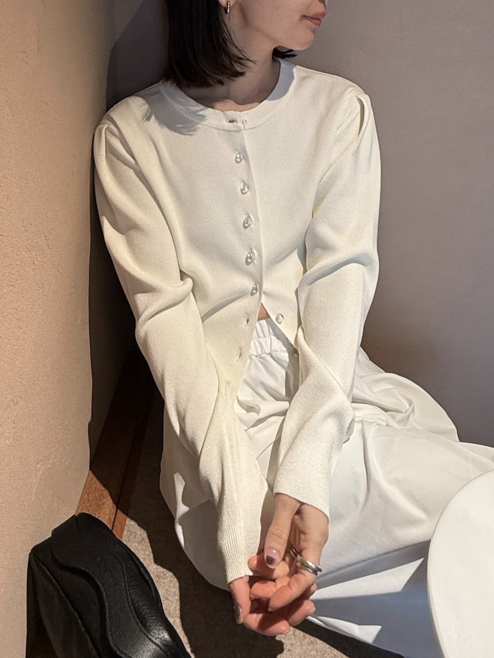 ホワイト系のカーディガン/ボレロ、ブラック系のその他パンツ、ブラック系のその他シューズを着用したレディースの冬コーディネートの3枚目の写真