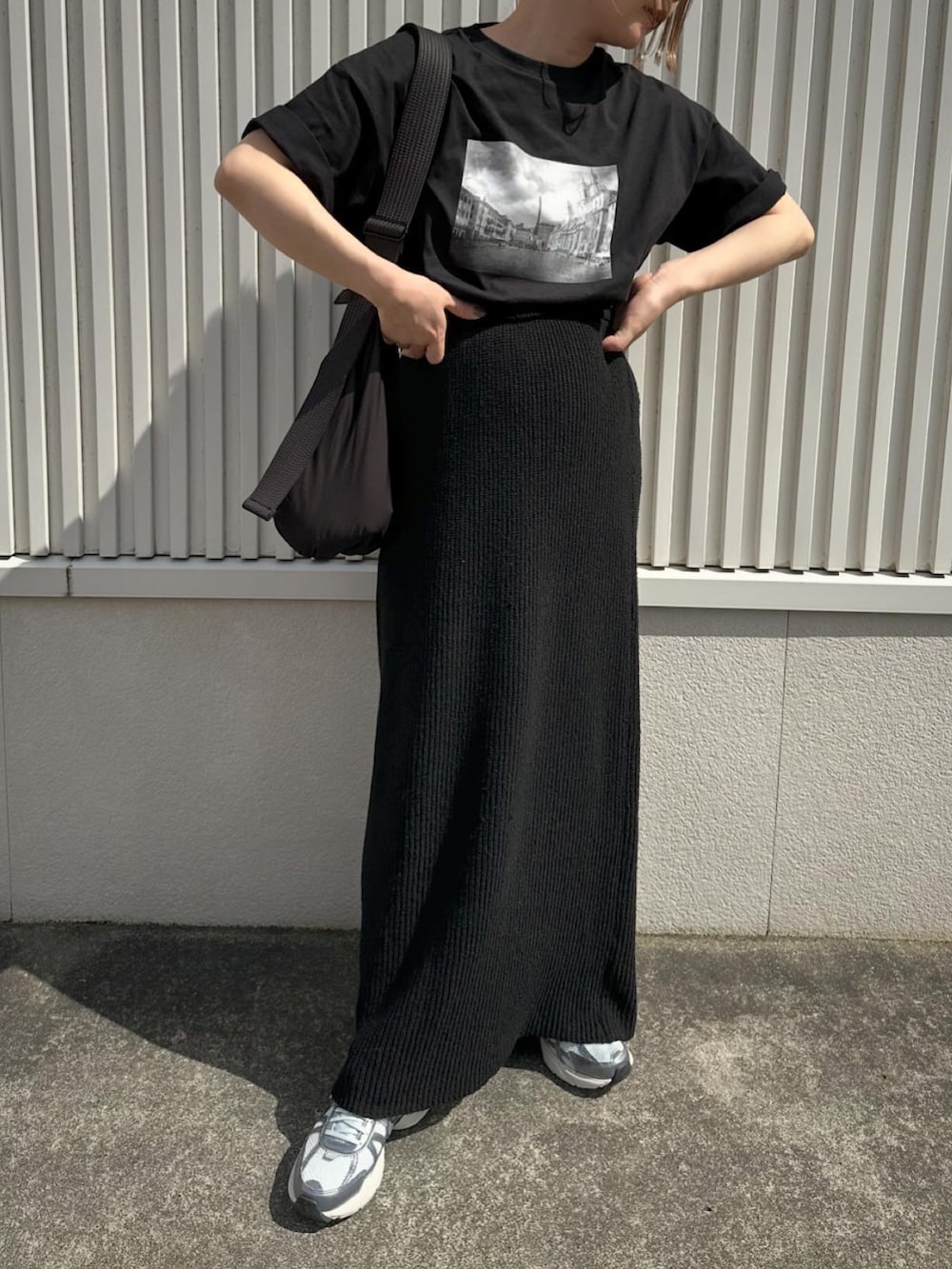 「モノトーン、雨の日コーデ、スニーカー、Tシャツ、プリントT、サマーニット、スカート、夏ファッション、オトナカジュアル、休日スタイル、ラクチンコーデ、スニーカーコーデ」｜「select MOCA by sonのアソートプリントオーバーサイズTシャツ（Tシャツ/カットソー、ブラック系）」を使った、sonさん（レディース・159cm）の夏コーディネートの3枚目の写真
