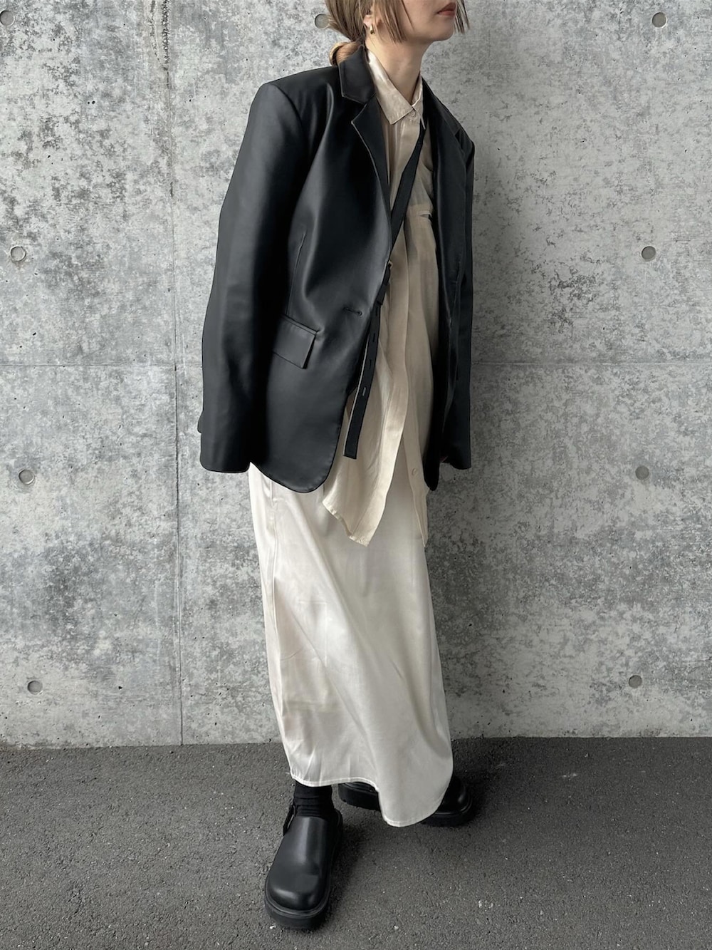 ホワイト系のスカート、ベージュ系のシャツ/ブラウス、ブラック系のショルダーバッグを着用したレディースの冬コーディネートの2枚目の写真