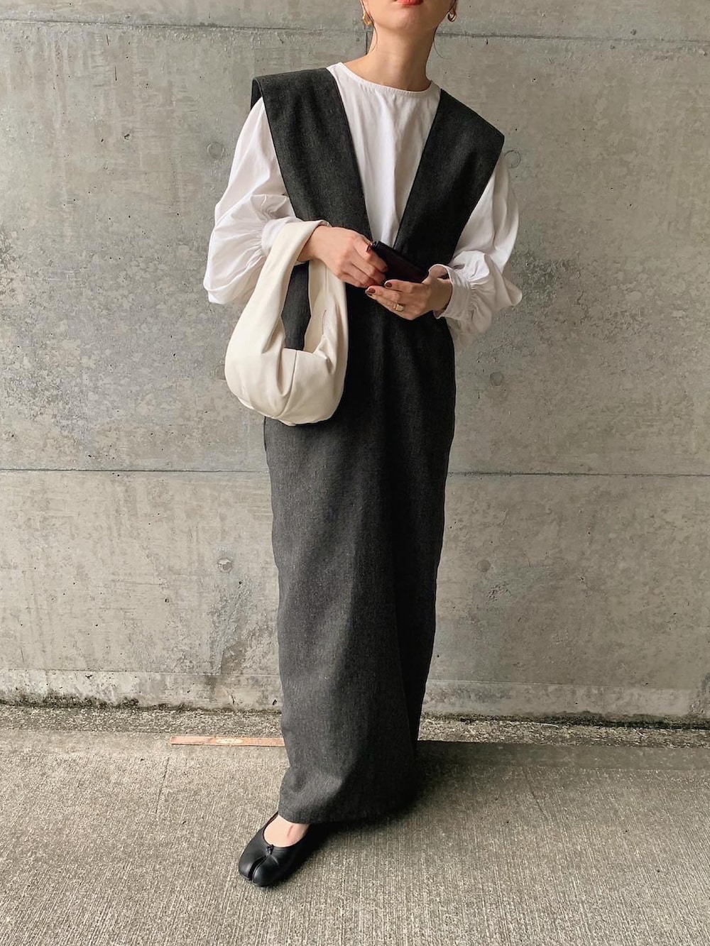 ホワイト系のシャツ/ブラウス、ホワイト系のハンドバッグ、ブラック系のバレエシューズを着用したレディースの秋コーディネートの3枚目の写真