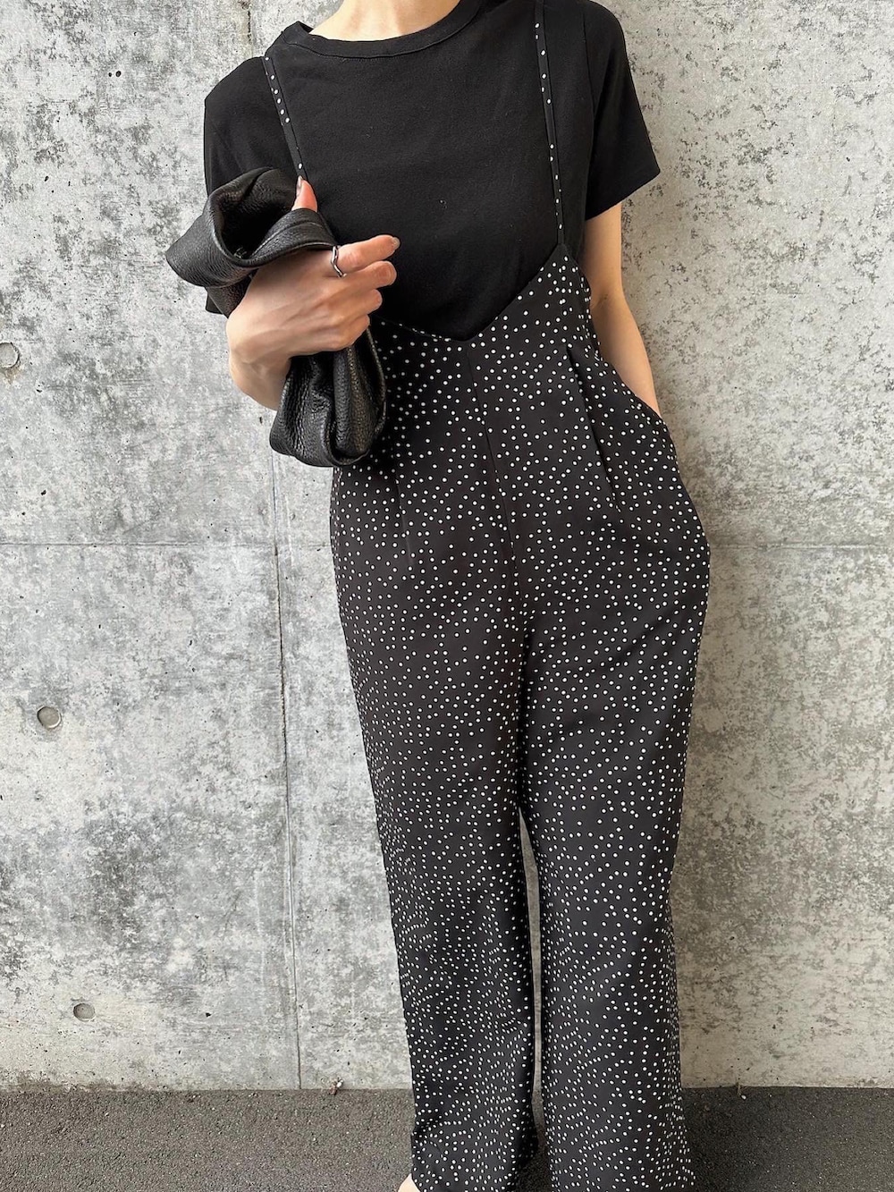 ブラック系のサロペット/オーバーオール、ブラック系のTシャツ/カットソー、ブラック系のハンドバッグを着用したレディースの夏コーディネートの3枚目の写真