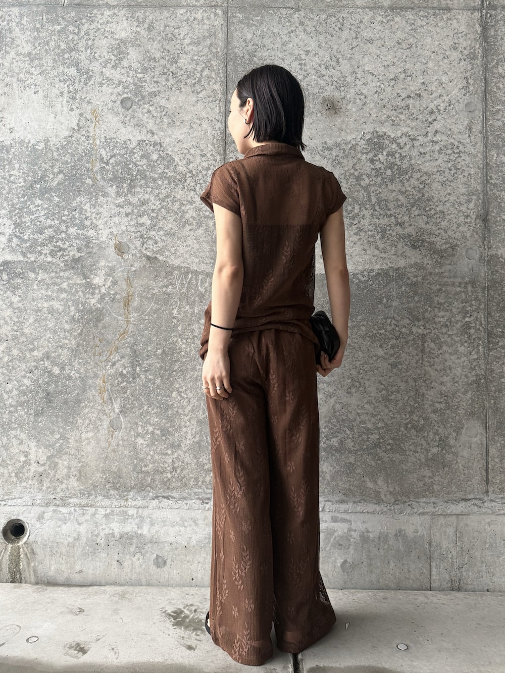 ブラウン系のシャツ/ブラウス、ブラウン系のその他パンツ、ブラウン系のサンダルを着用したレディースの夏コーディネートの2枚目の写真