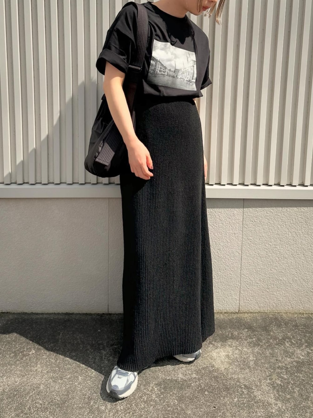 「モノトーン、雨の日コーデ、スニーカー、Tシャツ、プリントT、サマーニット、スカート、夏ファッション、オトナカジュアル、休日スタイル、ラクチンコーデ、スニーカーコーデ」｜「select MOCA by sonのアソートプリントオーバーサイズTシャツ（Tシャツ/カットソー、ブラック系）」を使った、sonさん（レディース・159cm）の夏コーディネートの4枚目の写真