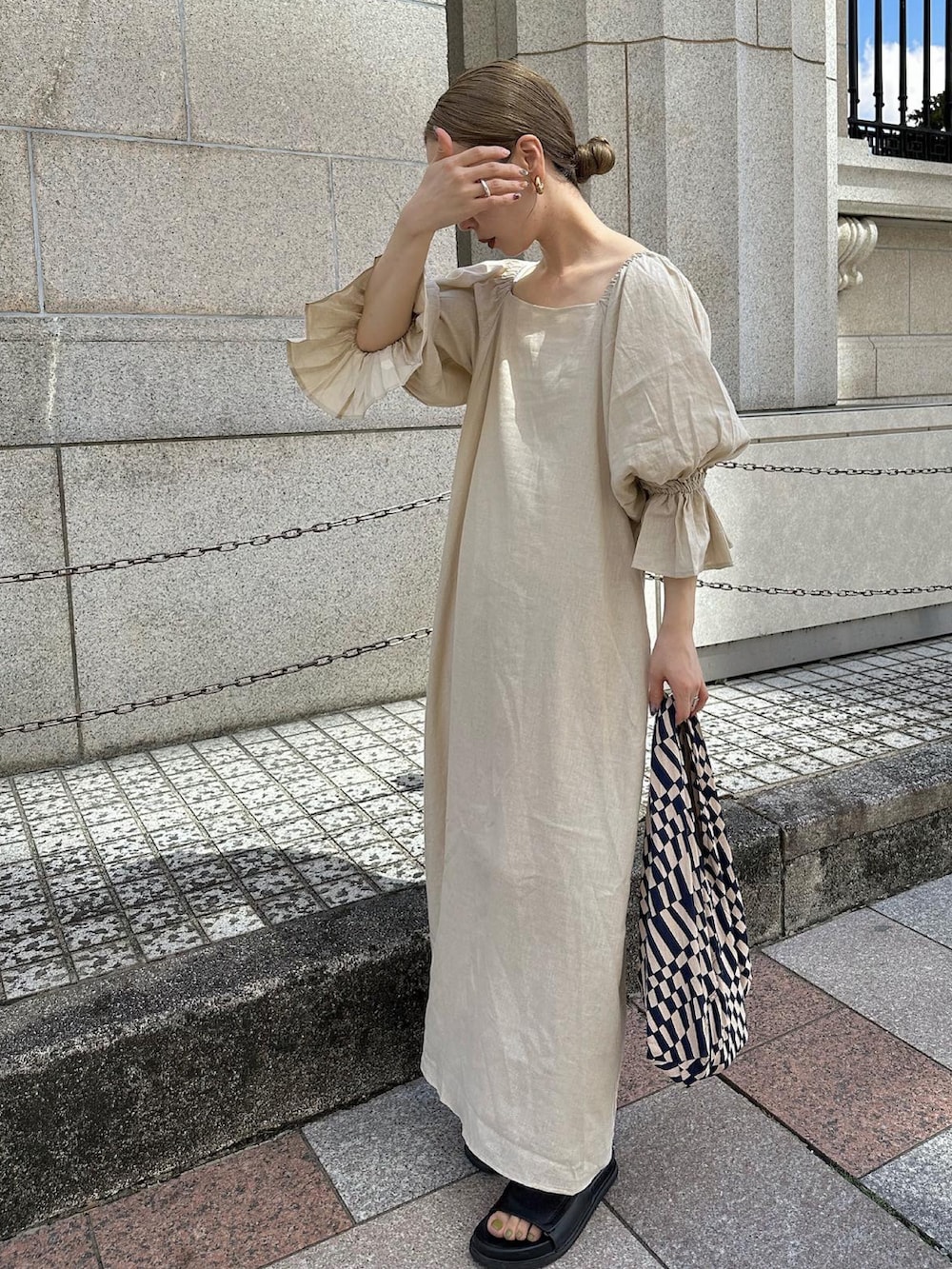 「アツいコーデ全部見せ、夏セールで買いました、秋服準備はじめました、ボリューム袖、ワンピース、ベージュ、ハンドバッグ、サンダル、シンプルコーデ、休日スタイル、韓国ファッション、淡色コーデ」｜「CIAOPANIC TYPYのボリュームスリーブオフショルリネン混ワンピース（ワンピース、ホワイト系）」を使った、sonさん（レディース・159cm）の夏コーディネートの3枚目の写真