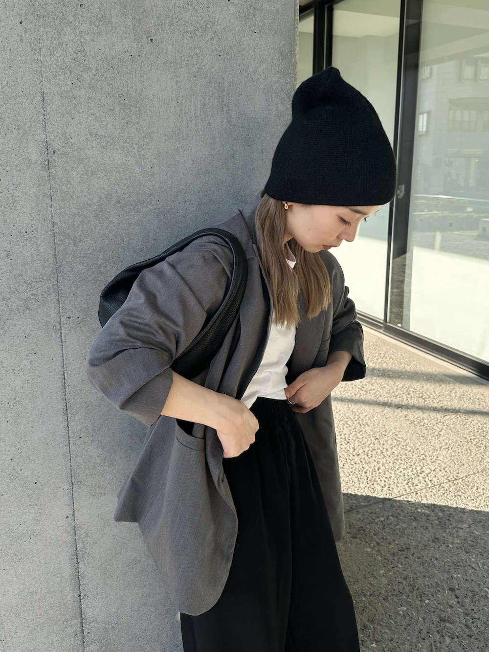 グレー系のテーラードジャケット、ホワイト系のTシャツ/カットソー、ブラック系のスウェットパンツを着用したレディースの秋コーディネートの3枚目の写真