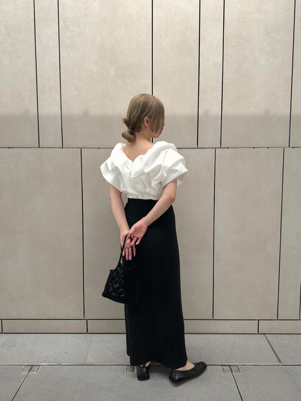 「夏コーデ、お出かけコーデ、シンプル、ボリューム袖、ブラウス、モノトーン、モノトーンコーデ、シンプルスタイル、サマーニット、初夏コーデ」｜「select MOCA by sonのサマーニットロングスカート（スカート、ブラック系）」を使った、sonさん（レディース・159cm）の夏コーディネートの3枚目の写真