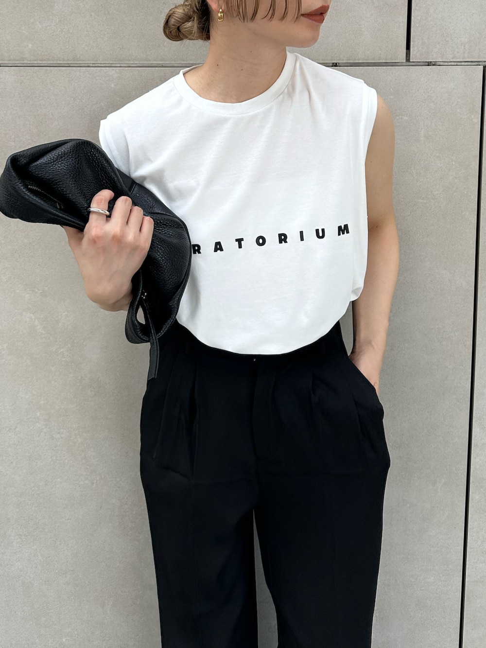 ホワイト系のTシャツ/カットソー、ブラック系のその他パンツ、ブラック系のハンドバッグを着用したレディースの夏コーディネートの3枚目の写真