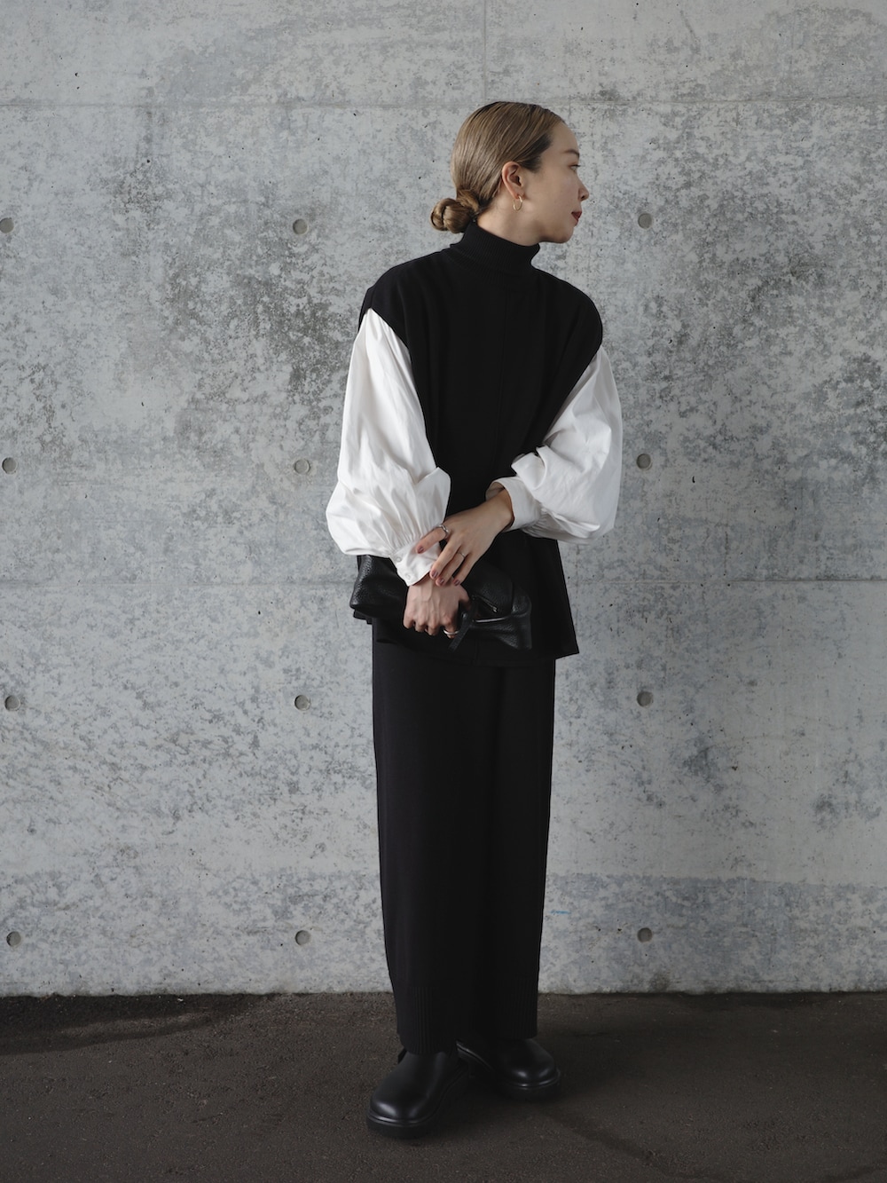 ブラック系のベスト、ブラック系のスカート、ホワイト系のシャツ/ブラウスを着用したレディースの夏コーディネートの2枚目の写真