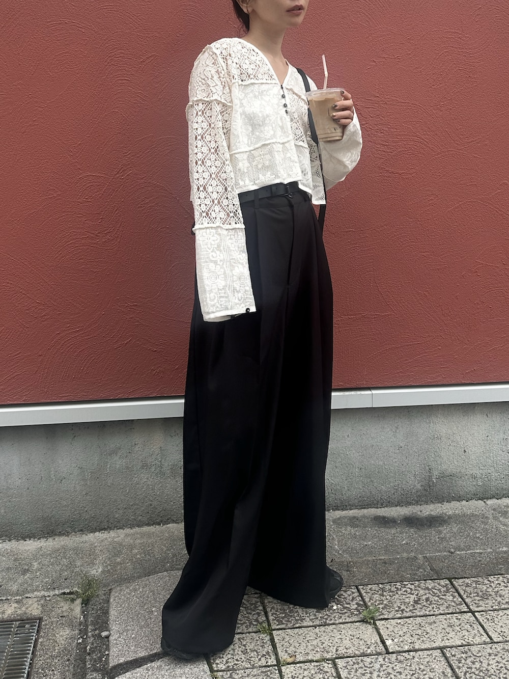 ホワイト系のカーディガン/ボレロ、ブラック系のスラックス、ブラック系のスニーカーを着用したレディースの春コーディネートの5枚目の写真