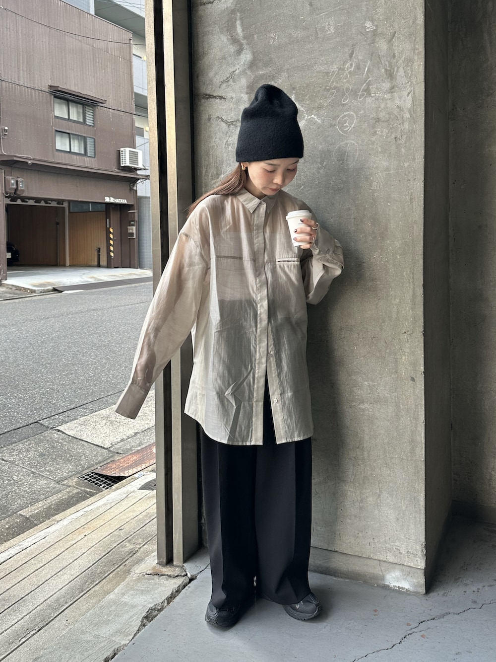 ベージュ系のシャツ/ブラウス、ブラック系のその他パンツ、ブラック系のスニーカーを着用したレディースの冬コーディネートの2枚目の写真