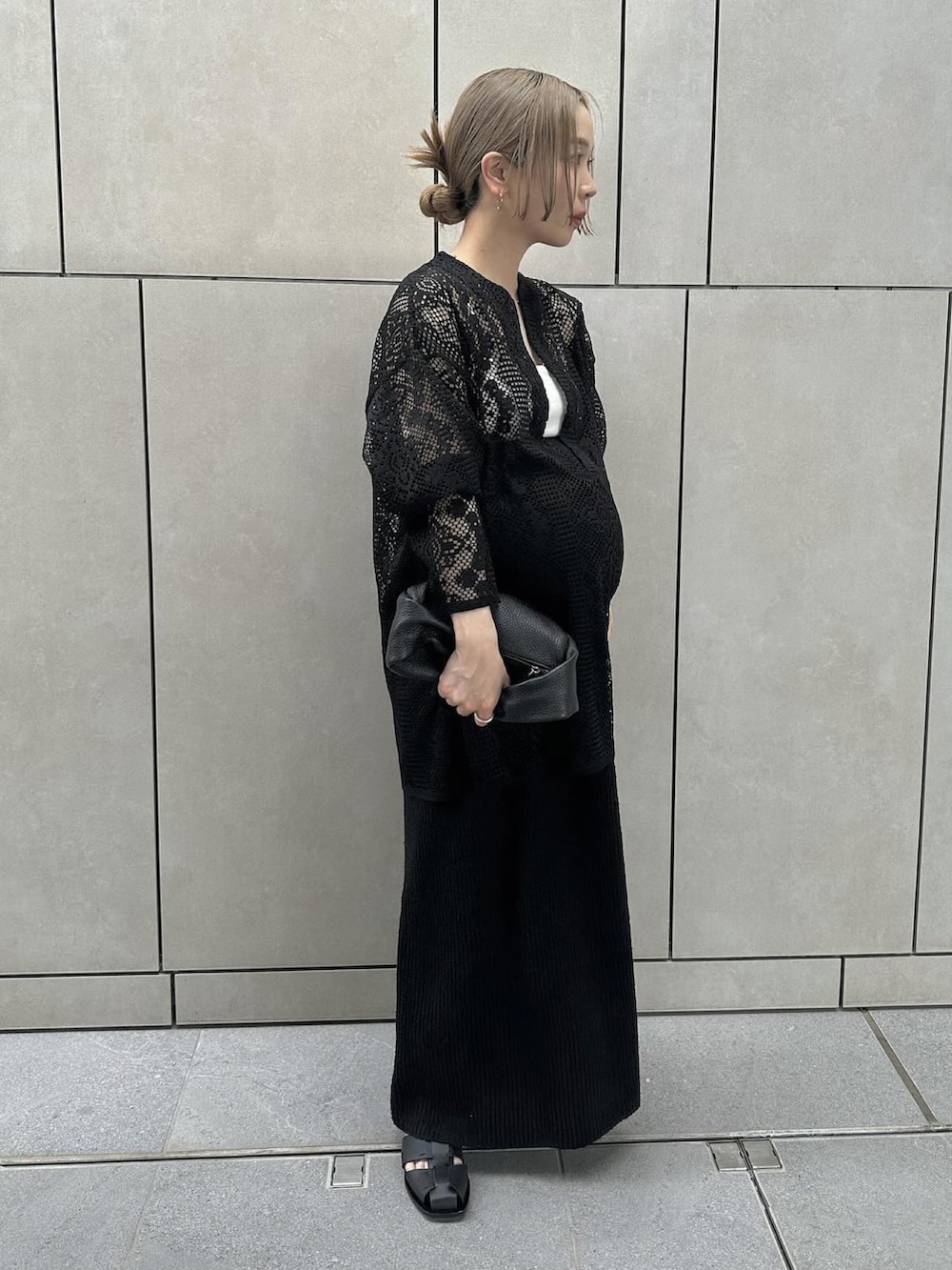 「春服みてみて、レース、モノトーン、モノトーンコーデ、シャツスタイル、スカート、ロングスカート、グルカサンダル、春コーデ、オトナ女子、ハンドバッグ」｜「select MOCA by sonのサマーニットロングスカート（スカート、ブラック系）」を使った、sonさん（レディース・159cm）の春コーディネートの5枚目の写真