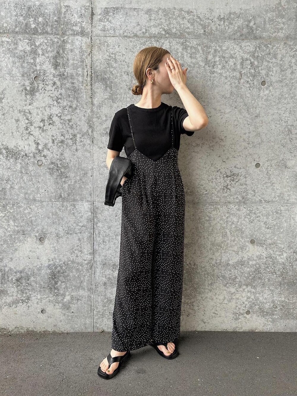 ブラック系のサロペット/オーバーオール、ブラック系のTシャツ/カットソー、ブラック系のハンドバッグを着用したレディースの夏コーディネートの4枚目の写真