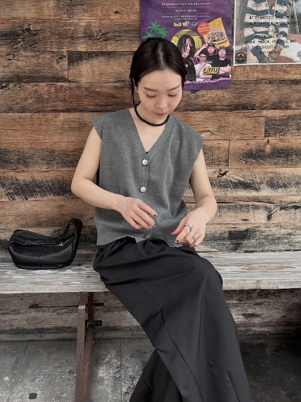 グレー系のベスト、ブラック系のその他パンツ、ブラック系のネックレスを着用したレディースの夏コーディネートの2枚目の写真