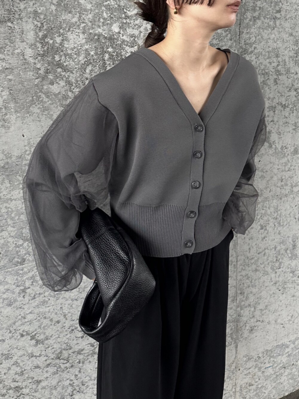 グレー系のカーディガン/ボレロ、ブラック系のスウェットパンツ、ブラック系のスニーカーを着用したレディースの秋コーディネートの3枚目の写真