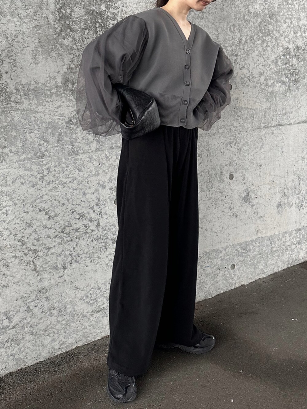 グレー系のカーディガン/ボレロ、ブラック系のスウェットパンツ、ブラック系のスニーカーを着用したレディースの秋コーディネートの2枚目の写真