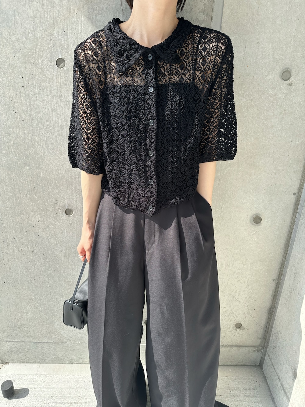 ブラック系のカーディガン/ボレロ、ブラック系のスラックス、ブラック系のスリッポンを着用したレディースの春コーディネートの4枚目の写真