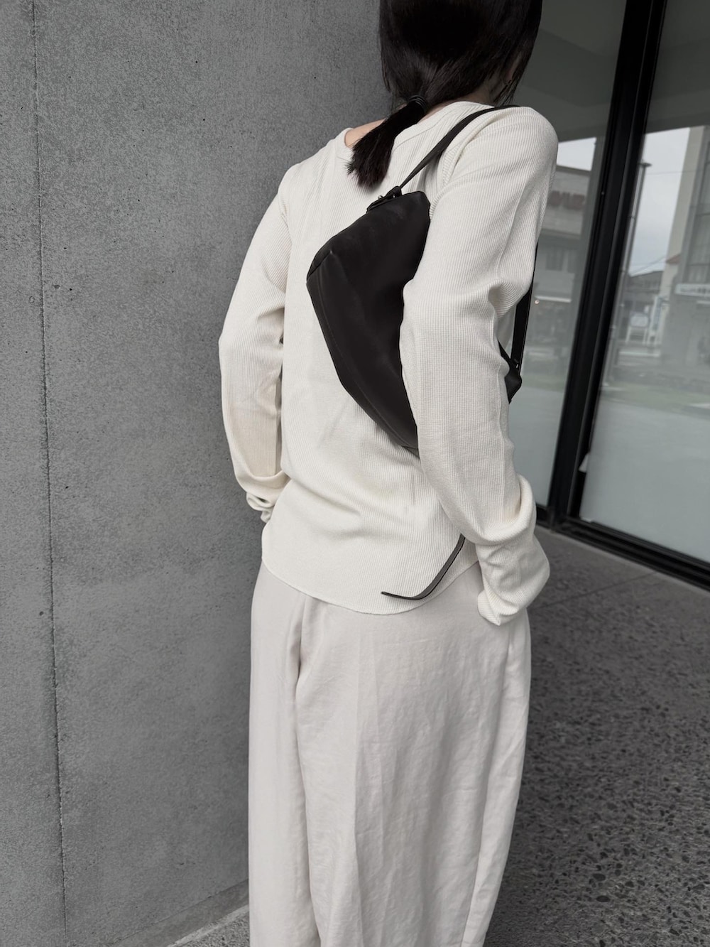 ホワイト系のTシャツ/カットソー、ベージュ系のその他シューズ、ホワイト系のその他パンツを着用したレディースの秋コーディネートの5枚目の写真