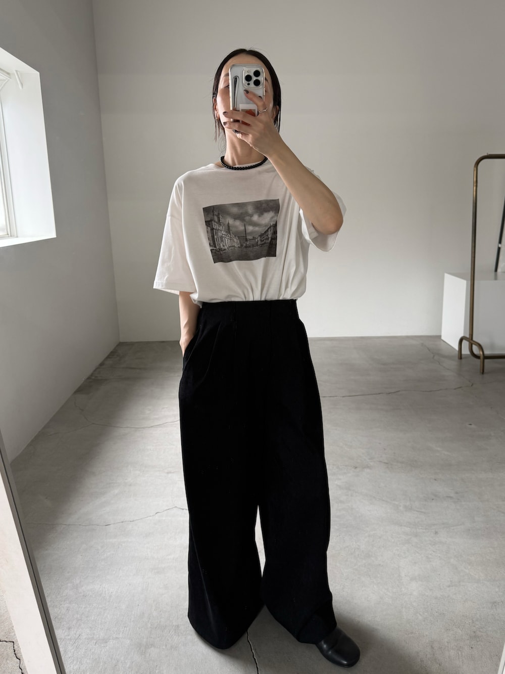 ホワイト系のTシャツ/カットソー、ブラック系のスラックス、ブラック系のネックレスを着用したレディースの夏コーディネートの5枚目の写真