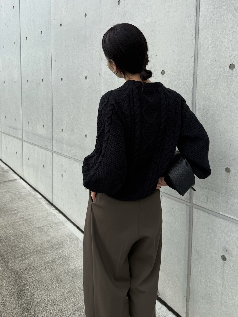 ブラック系のニット/セーター、グリーン系のその他パンツ、ブラック系のその他シューズを着用したレディースの秋コーディネートの4枚目の写真