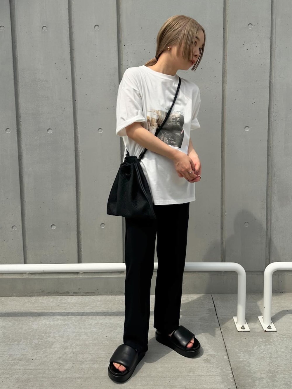 ホワイト系のTシャツ/カットソー、ブラック系のその他パンツ、ブラック系のショルダーバッグを着用したレディースの夏コーディネートの2枚目の写真