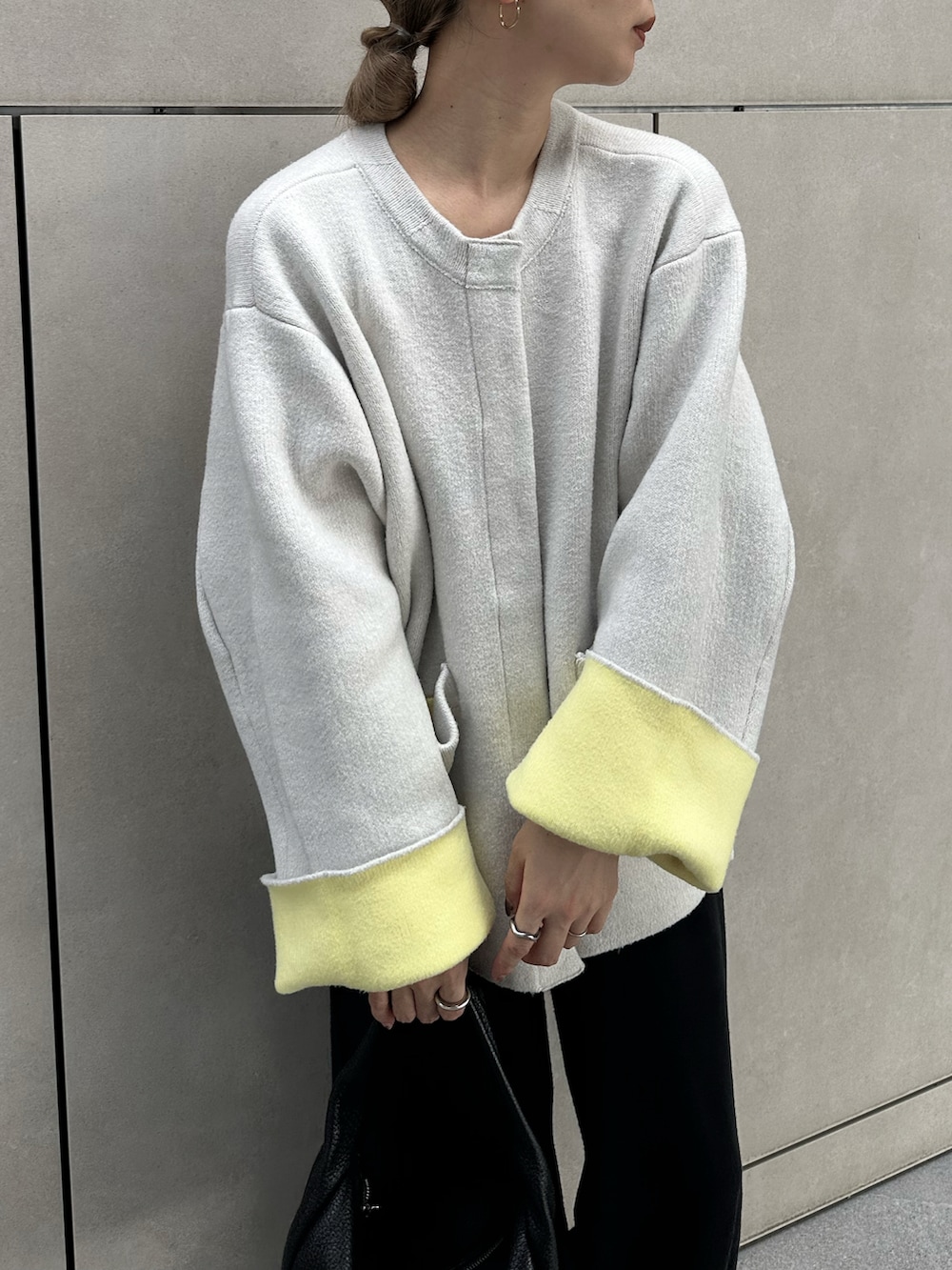 ベージュ系のその他アウター、ブラック系のその他パンツ、ブラック系のハンドバッグを着用したレディースの秋コーディネートの4枚目の写真