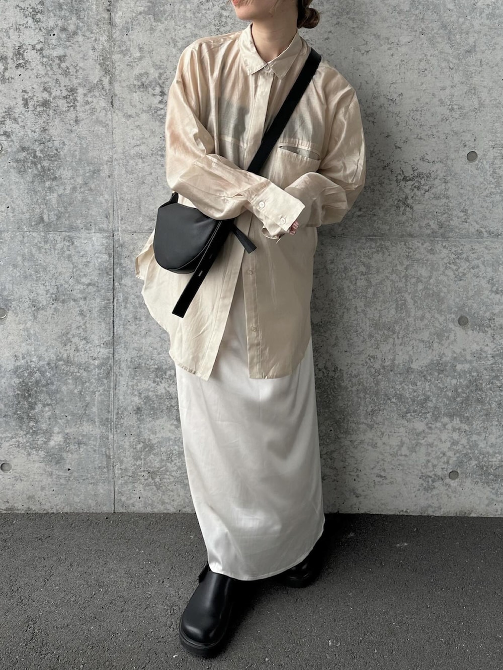 ホワイト系のスカート、ベージュ系のシャツ/ブラウス、ブラック系のショルダーバッグを着用したレディースの冬コーディネートの4枚目の写真