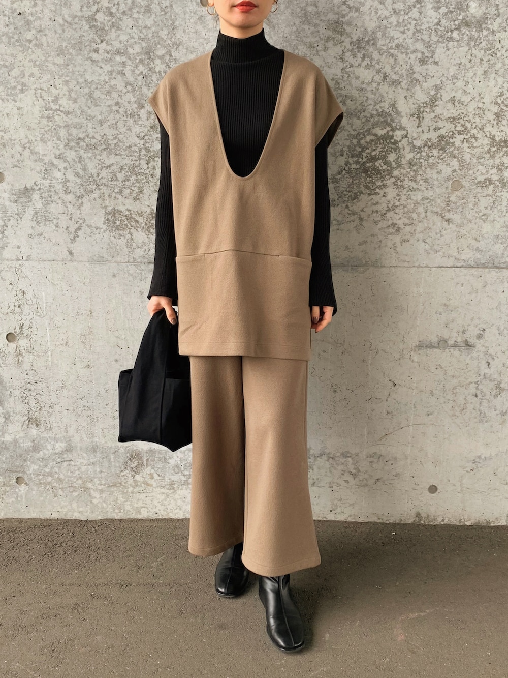 グリーン系のTシャツ/カットソー、グリーン系のその他パンツ、ホワイト系のトートバッグを着用したレディースの冬コーディネートの2枚目の写真