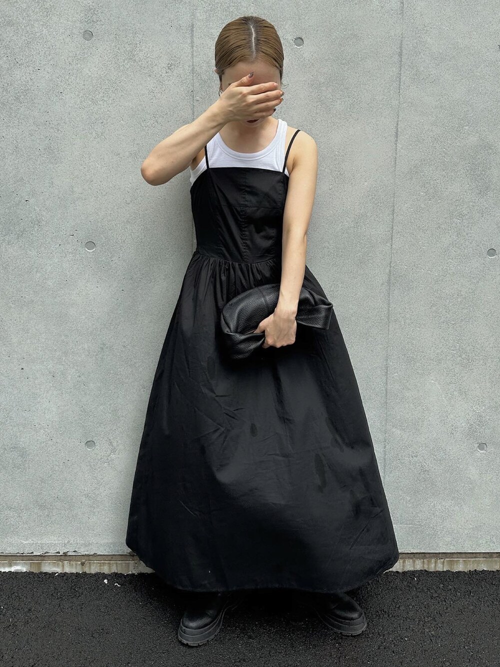 「アツいコーデ全部見せ、秋服準備はじめました、キャミワンピ、キャミワンピース、モノトーン、モノトーンコーデ、ブーツ、ワンピース、ハンドバッグ、休日スタイル、シンプルコーデ」｜「URBAN RESEARCH Sonny Labelのシャーリングキャミワンピース（ワンピース、ブラック系）」を使った、sonさん（レディース・159cm）の夏コーディネートの2枚目の写真