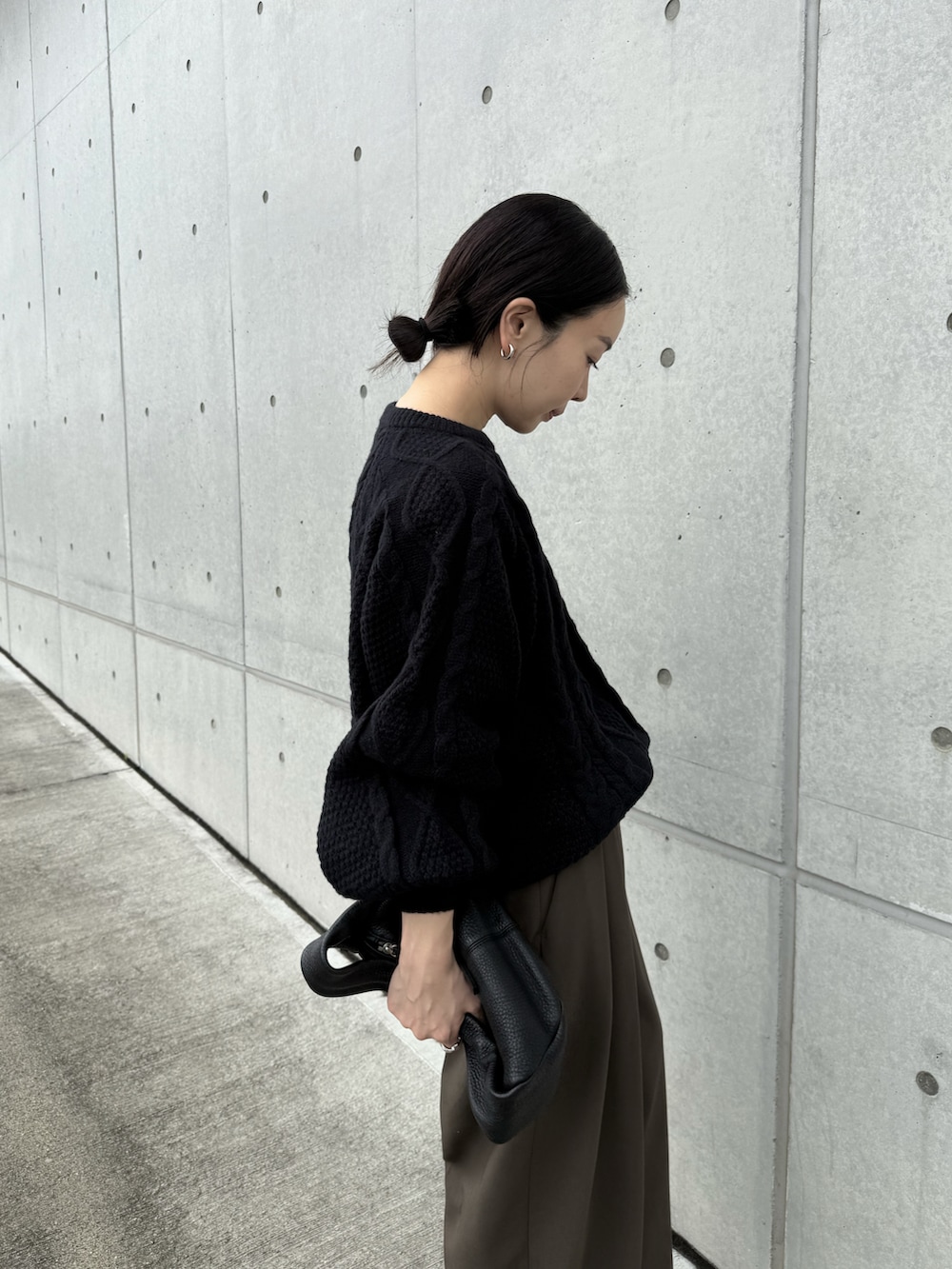 ブラック系のニット/セーター、グリーン系のその他パンツ、ブラック系のその他シューズを着用したレディースの秋コーディネートの3枚目の写真