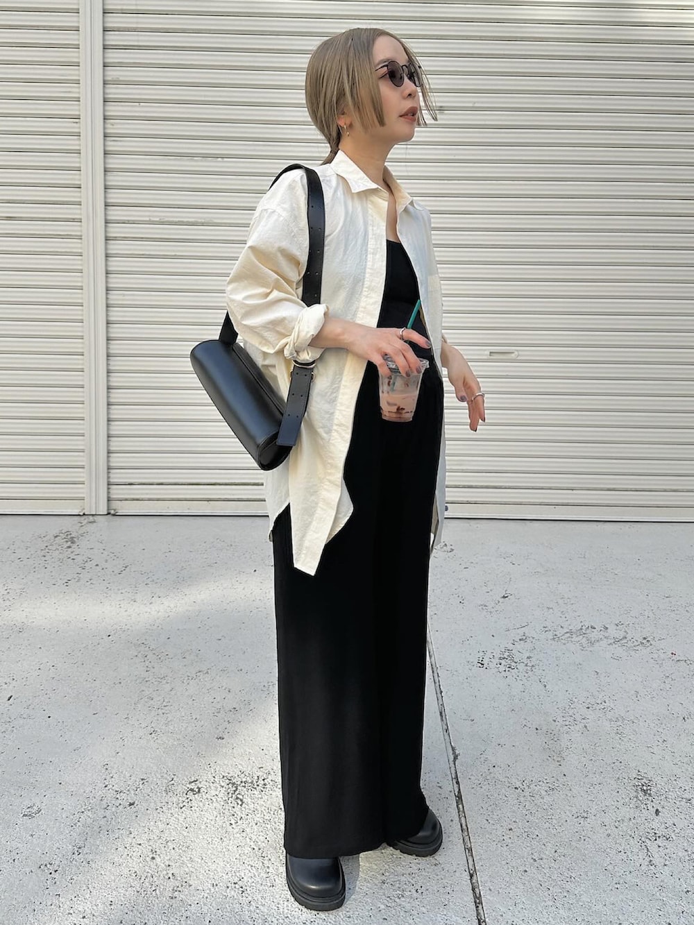 「春のおしゃ見えテクニック、春のNewスタイル、シンプルスタイル、春服コーデ、シャツスタイル、春ファッション、モノトーン、モノトーンコーデ、マタニティコーデ、休日スタイル、オーバーサイズ、シンプルコーデ、ショルダーバッグ」|「select MOCA by sonの【サイズ展開あり】ワークオーバーサイズシャツ(シャツ/ブラウス、ホワイト系)」を使った、sonさん(レディース・159cm)の春コーディネートの3枚目の写真