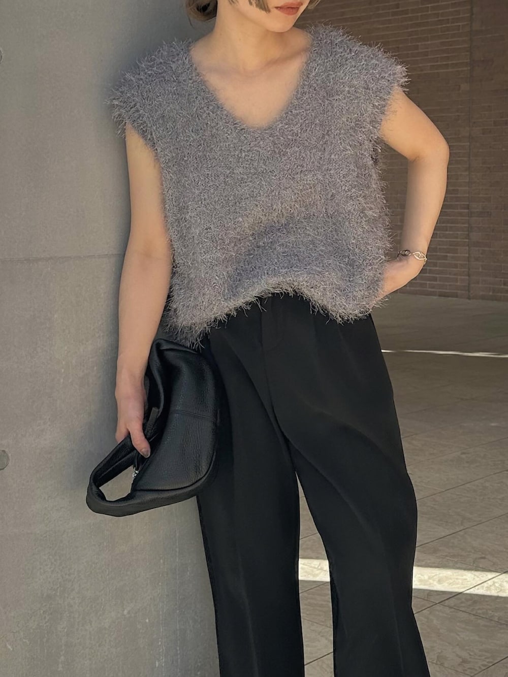 「秋っぽコーデ更新中、シンプルコーデ、秋先取りコーデ、秋服準備はじめました、ニットベスト、ベスト、モノトーン、モノトーンコーデ、秋カラー、秋服コーデ、タックパンツ」｜「meilmadaの【追加】Vネックフェザーニットベスト（ベスト、グレー系）」を使った、sonさん（レディース・159cm）の秋コーディネートの3枚目の写真