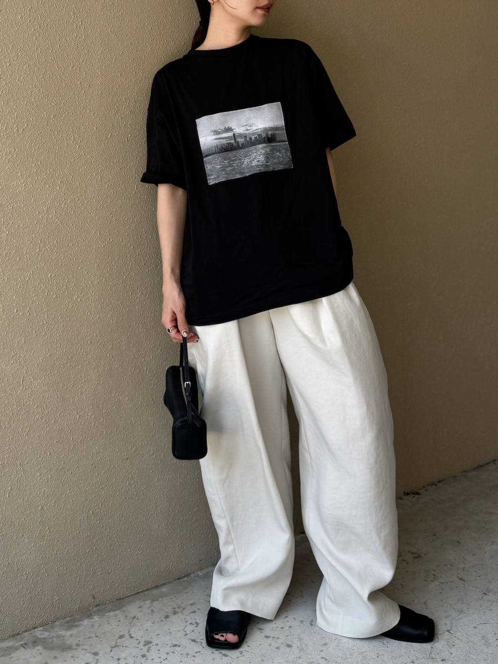 ブラック系のTシャツ/カットソー、ホワイト系のその他パンツ、ブラック系のサンダルを着用したレディースの夏コーディネートの4枚目の写真