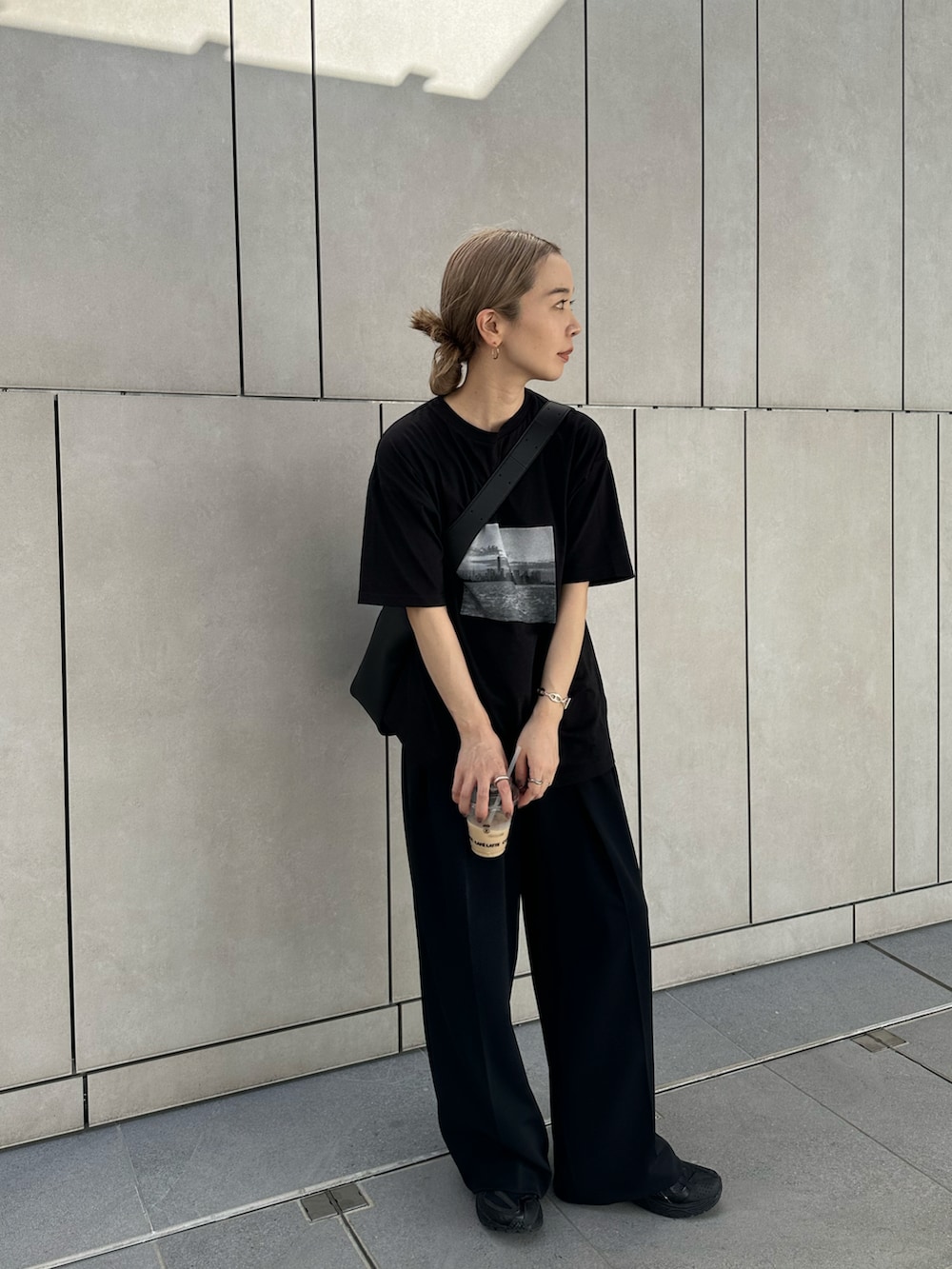 ブラック系のTシャツ/カットソー、ブラック系のその他パンツ、ブラック系のメッセンジャーバッグを着用したレディースの秋コーディネートの5枚目の写真