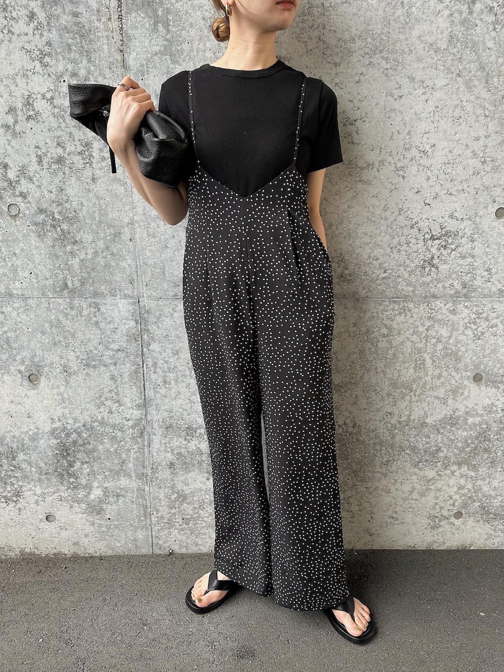 ブラック系のサロペット/オーバーオール、ブラック系のTシャツ/カットソー、ブラック系のハンドバッグを着用したレディースの夏コーディネートの2枚目の写真