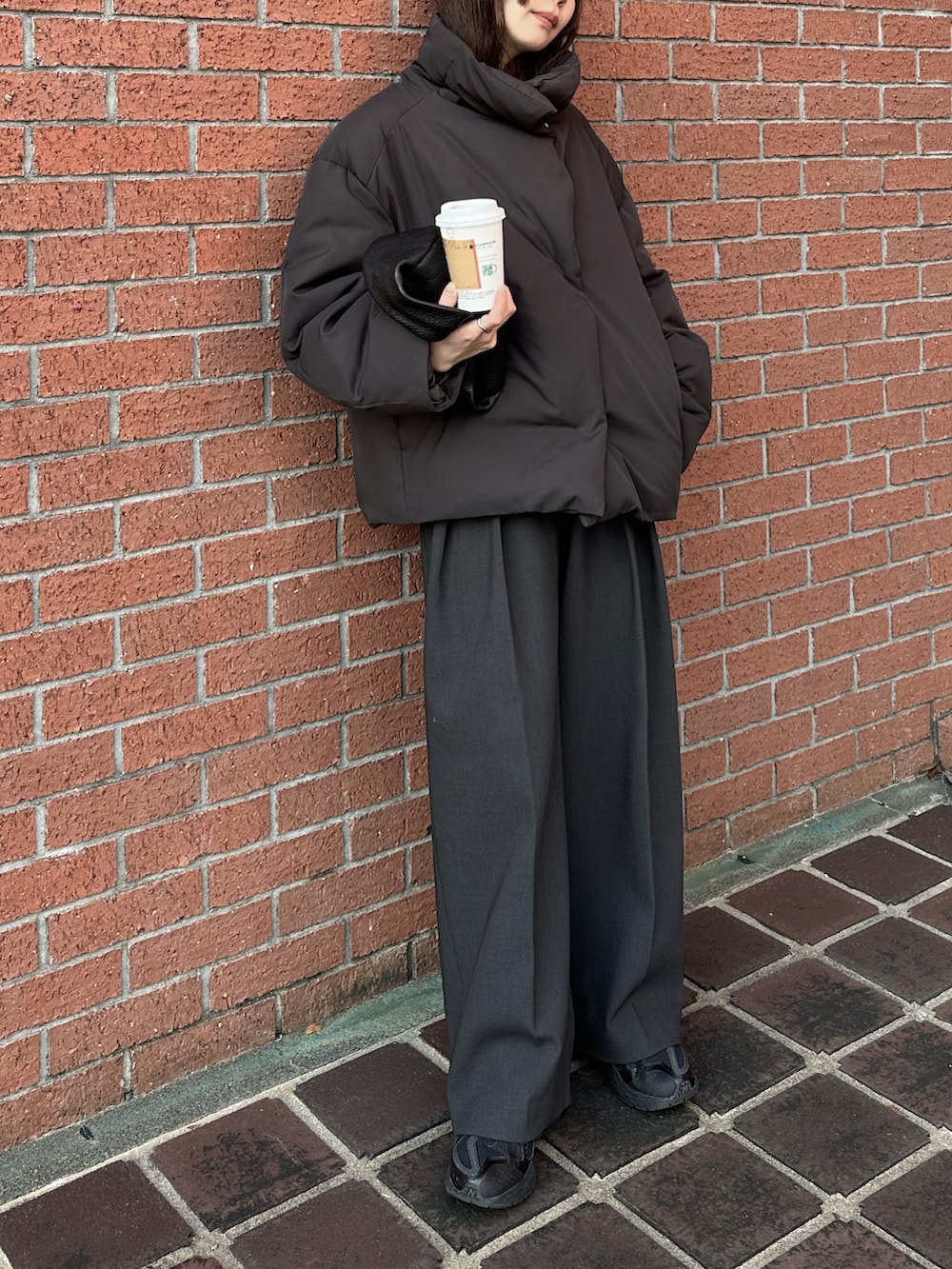 グレー系のダウンジャケット/コート、グレー系のその他パンツ、ブラック系のスニーカーを着用したレディースの冬コーディネートの5枚目の写真