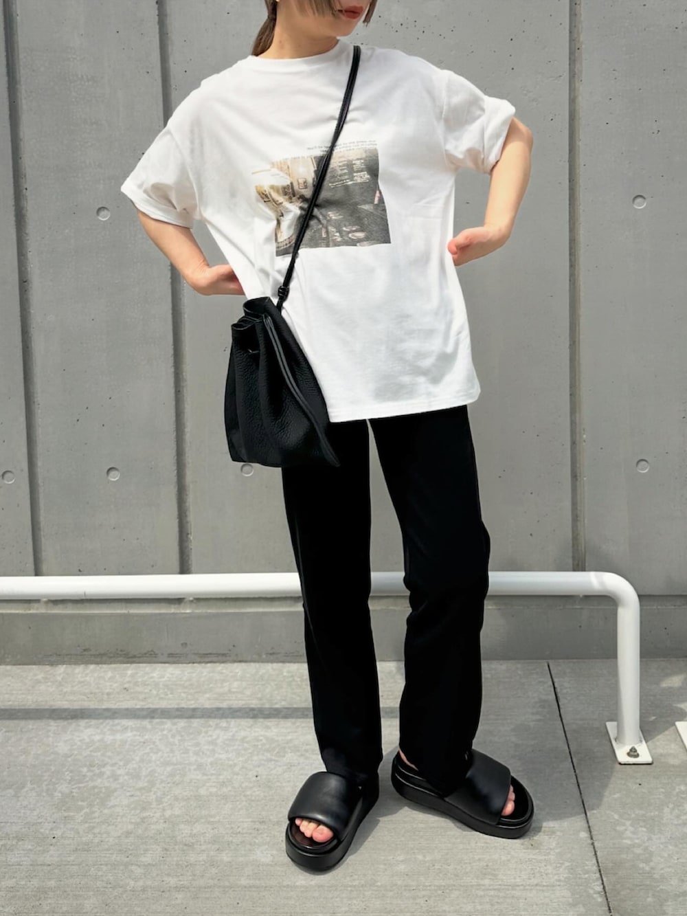 ホワイト系のTシャツ/カットソー、ブラック系のその他パンツ、ブラック系のショルダーバッグを着用したレディースの夏コーディネートの4枚目の写真