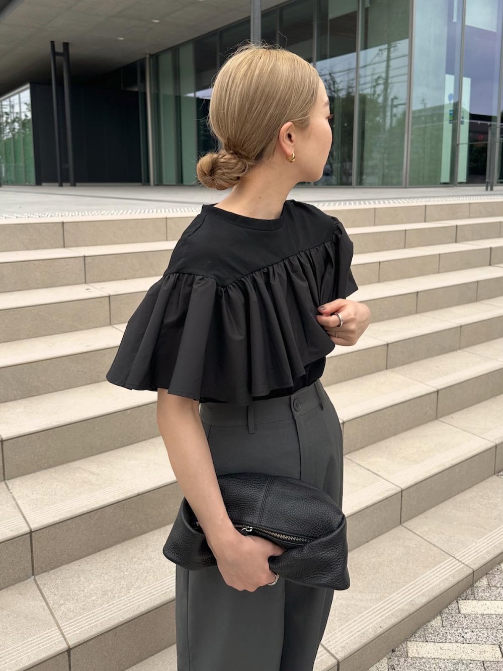 ブラック系のTシャツ/カットソー、グレー系のその他パンツ、ブラック系のバレエシューズを着用したレディースの夏コーディネートの4枚目の写真