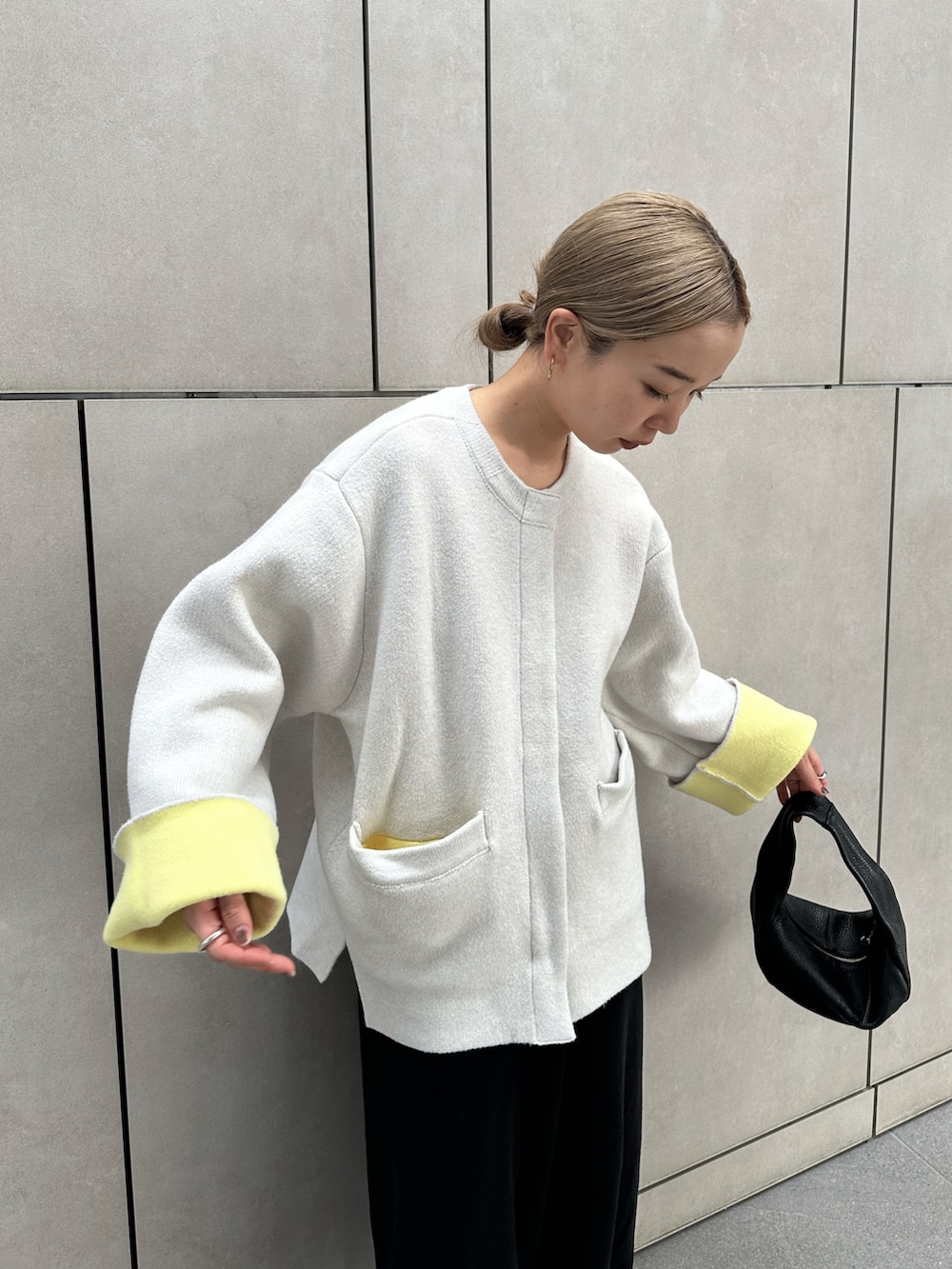 ベージュ系のその他アウター、ブラック系のその他パンツ、ブラック系のハンドバッグを着用したレディースの秋コーディネートの3枚目の写真