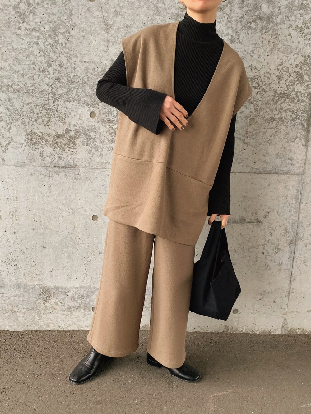 グリーン系のTシャツ/カットソー、グリーン系のその他パンツ、ホワイト系のトートバッグを着用したレディースの冬コーディネートの3枚目の写真