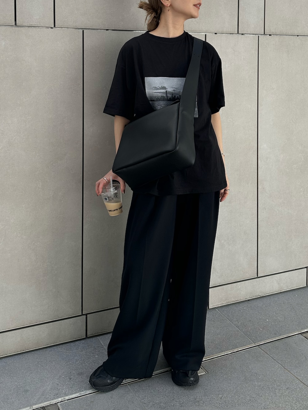 ブラック系のTシャツ/カットソー、ブラック系のその他パンツ、ブラック系のメッセンジャーバッグを着用したレディースの秋コーディネートの2枚目の写真