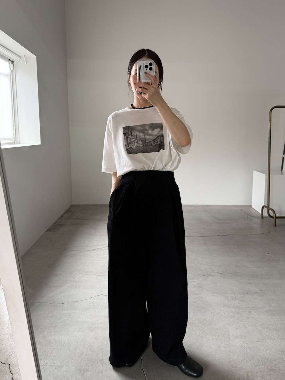 ホワイト系のTシャツ/カットソー、ブラック系のスラックス、ブラック系のネックレスを着用したレディースの夏コーディネートの2枚目の写真