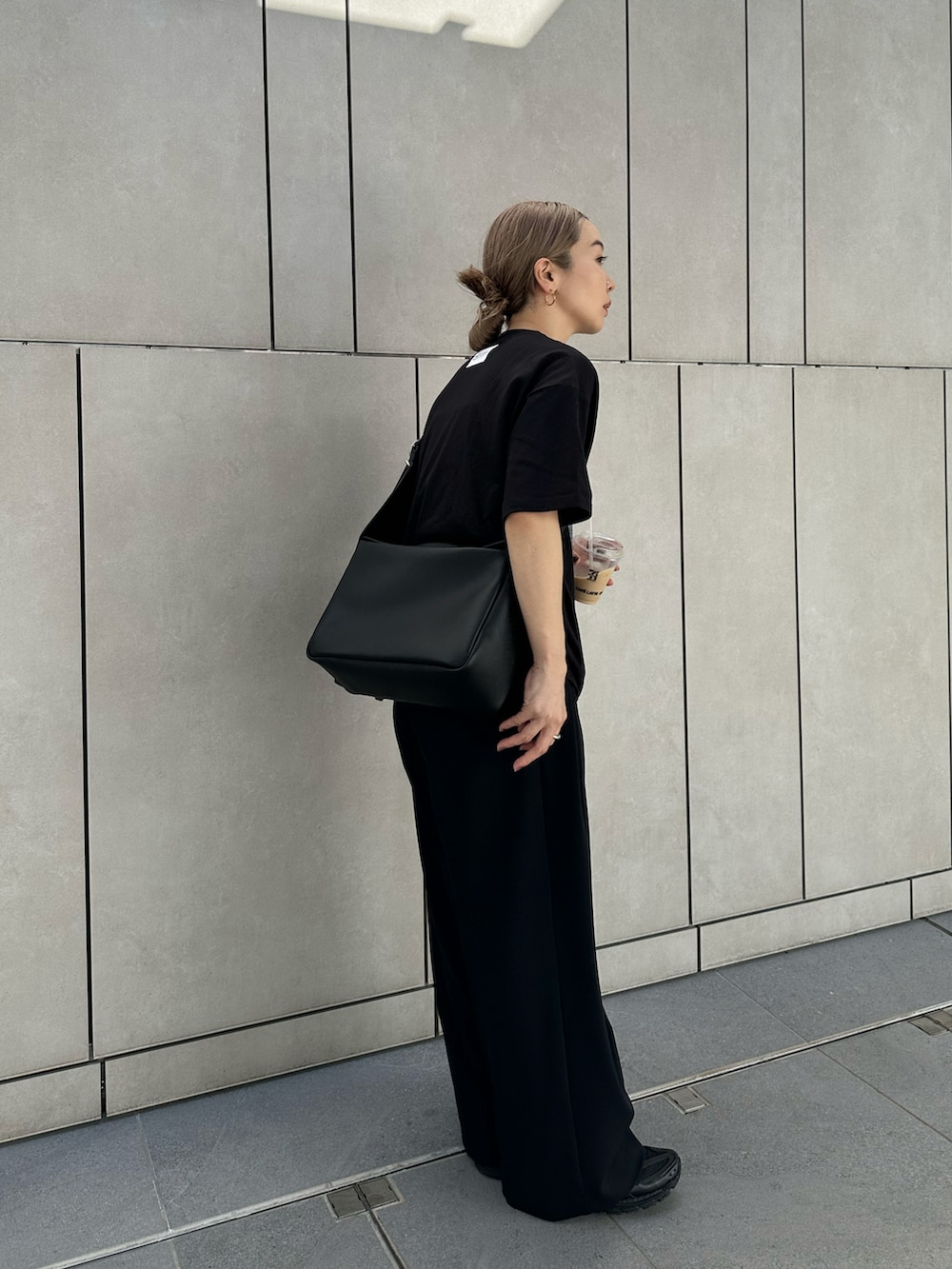 ブラック系のTシャツ/カットソー、ブラック系のその他パンツ、ブラック系のメッセンジャーバッグを着用したレディースの秋コーディネートの4枚目の写真