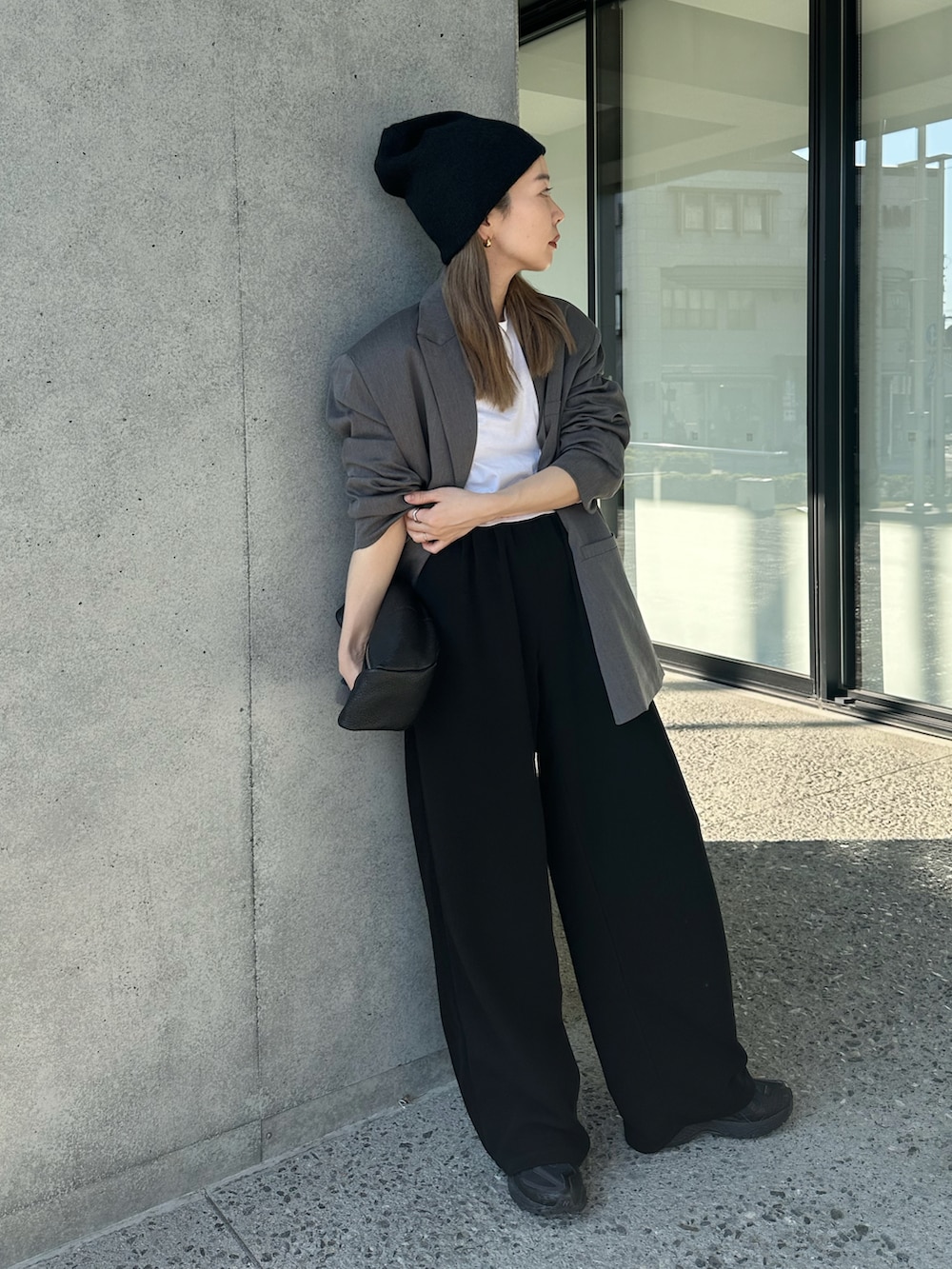 グレー系のテーラードジャケット、ホワイト系のTシャツ/カットソー、ブラック系のスウェットパンツを着用したレディースの秋コーディネートの4枚目の写真