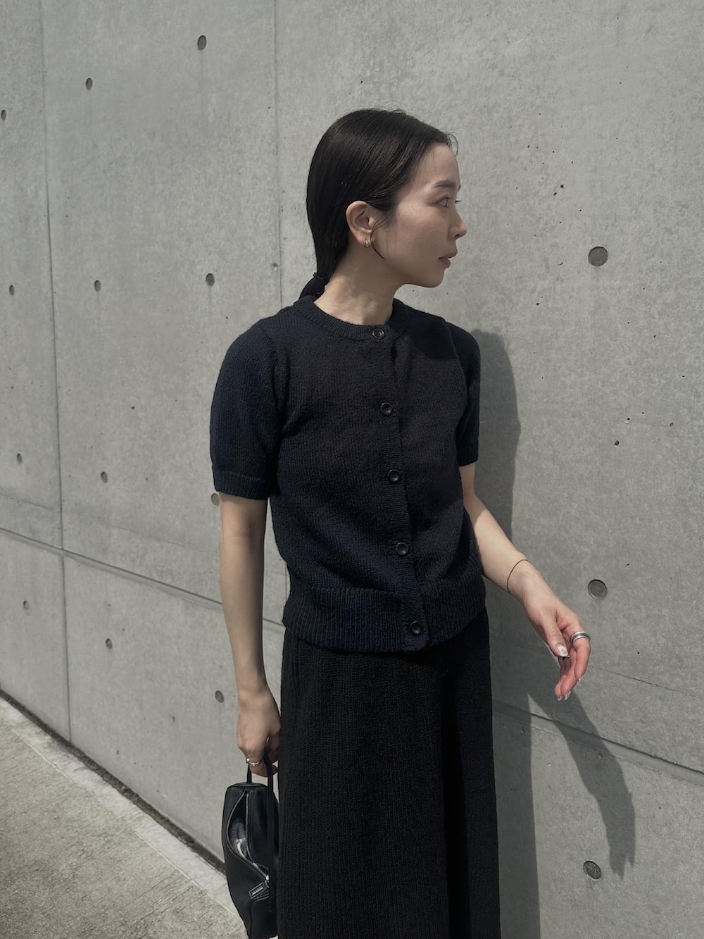 「夏ファッション、サマーニット、カーディガン、夏コーデ、スカート、スカートコーデ」｜「ENCのfront black button summer knit cardigan / フロントブラックボタンサマーニットカーディガン（カーディガン/ボレロ、ブルー系）」を使った、sonさん（レディース・159cm）の夏コーディネートの5枚目の写真