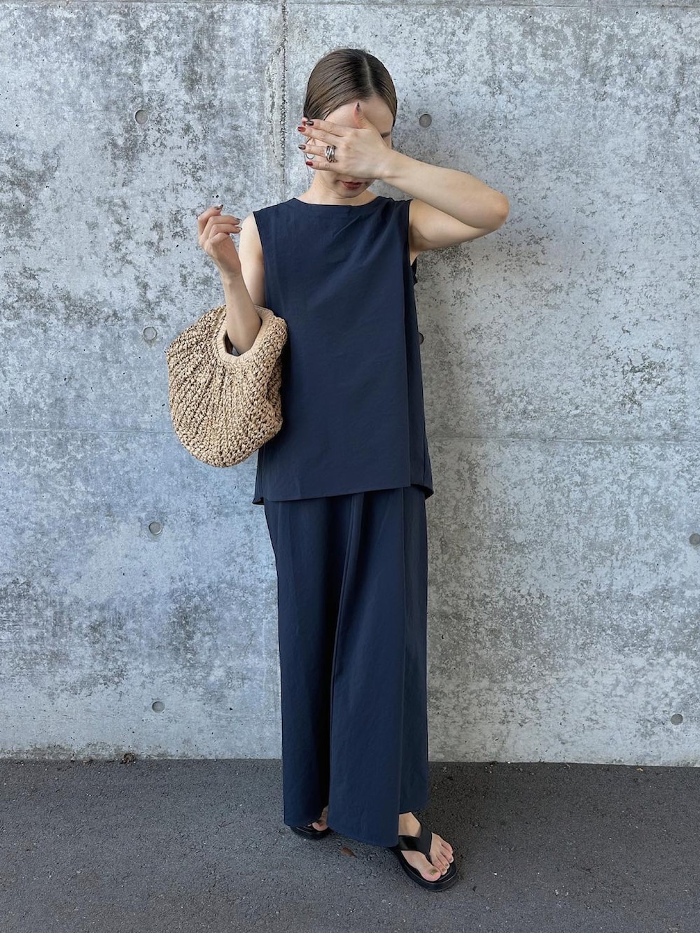 ブルー系のシャツ/ブラウス、ブルー系のその他パンツ、ベージュ系のトートバッグを着用したレディースの夏コーディネートの2枚目の写真