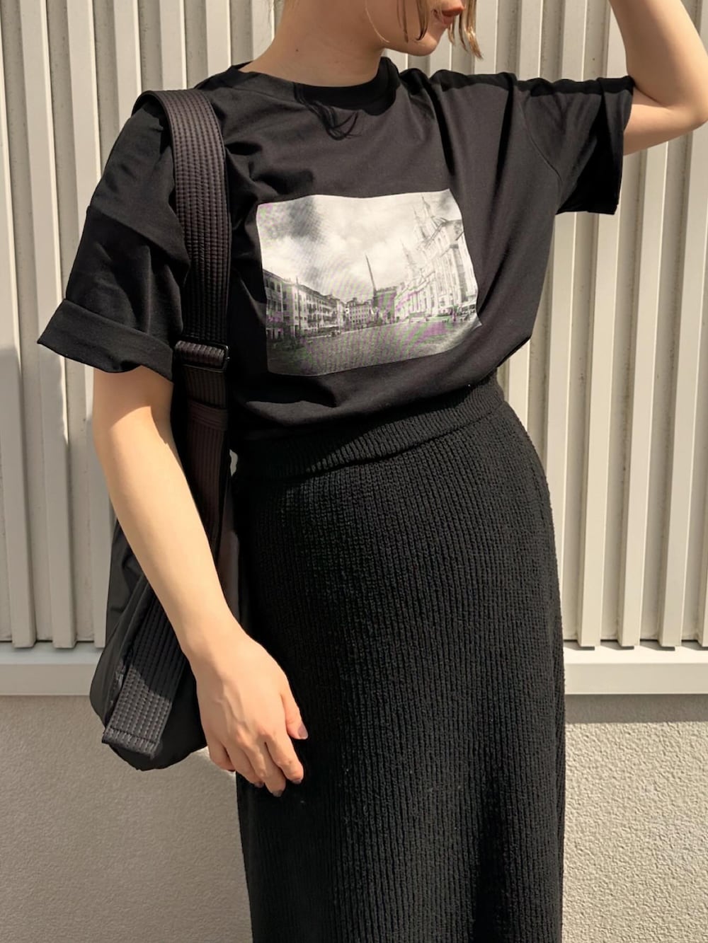 「モノトーン、雨の日コーデ、スニーカー、Tシャツ、プリントT、サマーニット、スカート、夏ファッション、オトナカジュアル、休日スタイル、ラクチンコーデ、スニーカーコーデ」｜「select MOCA by sonのアソートプリントオーバーサイズTシャツ（Tシャツ/カットソー、ブラック系）」を使った、sonさん（レディース・159cm）の夏コーディネートの2枚目の写真