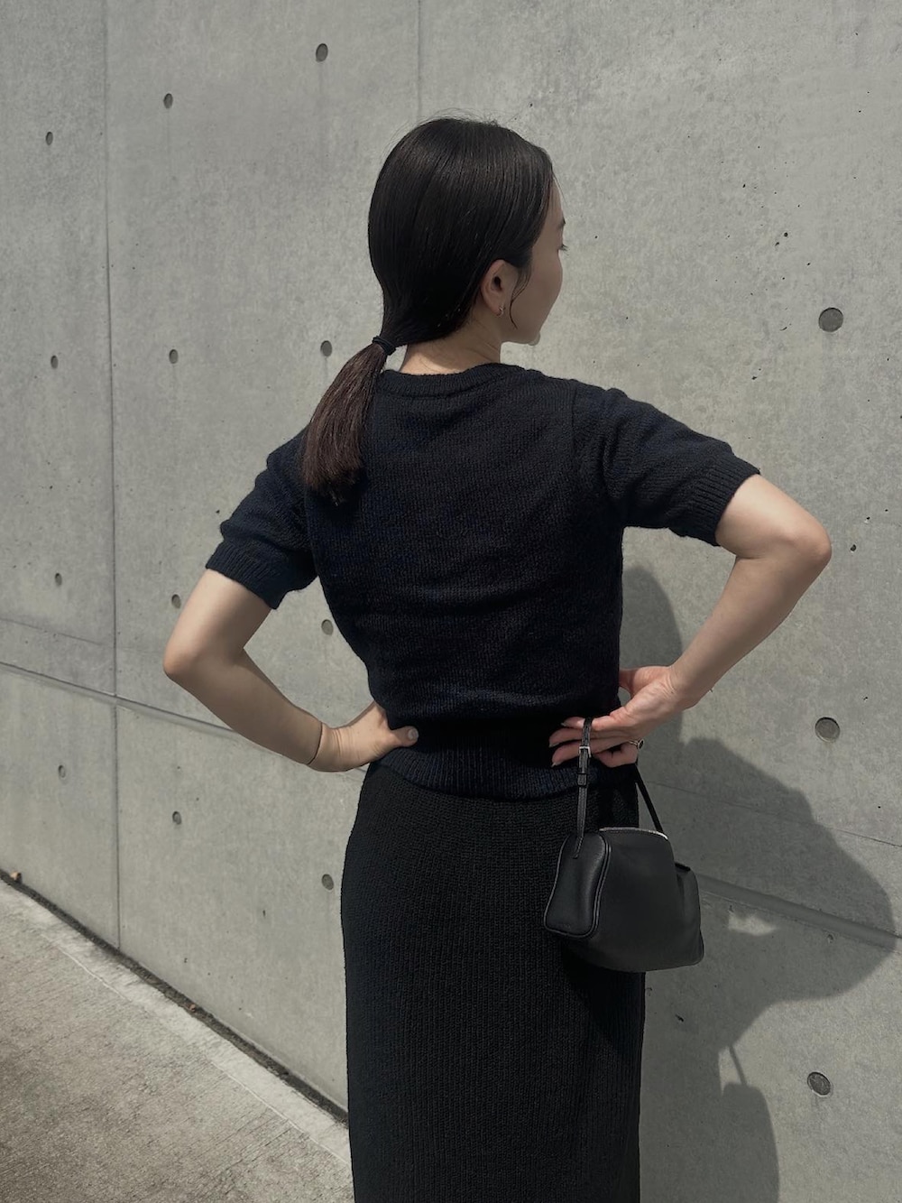 「夏ファッション、サマーニット、カーディガン、夏コーデ、スカート、スカートコーデ」｜「ENCのfront black button summer knit cardigan / フロントブラックボタンサマーニットカーディガン（カーディガン/ボレロ、ブルー系）」を使った、sonさん（レディース・159cm）の夏コーディネートの2枚目の写真