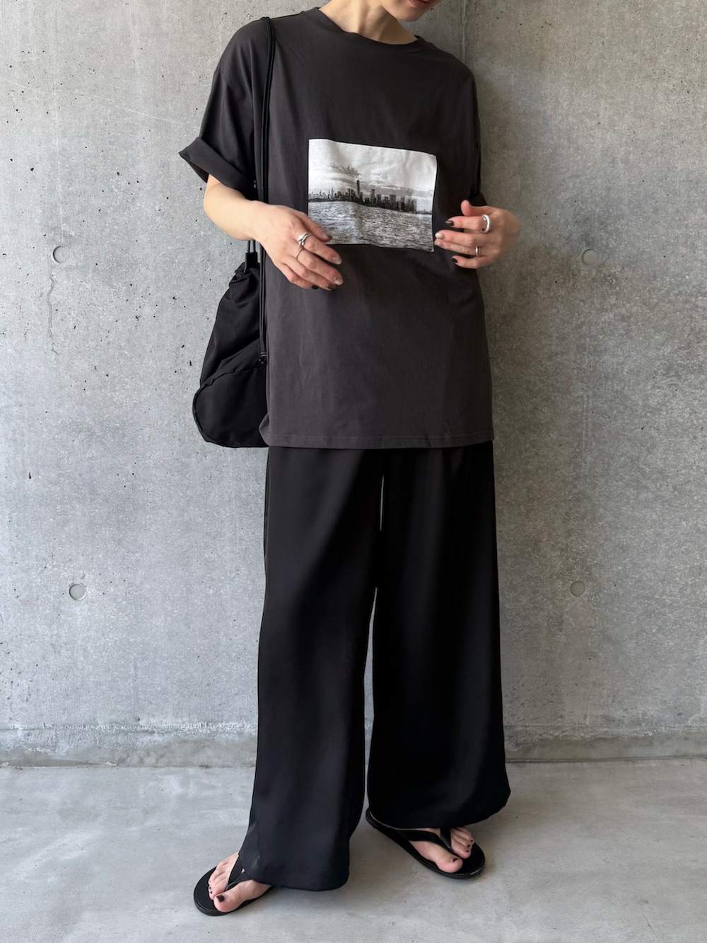 グレー系のTシャツ/カットソー、ブラック系のその他パンツ、ブラック系のサンダルを着用したレディースの夏コーディネートの2枚目の写真