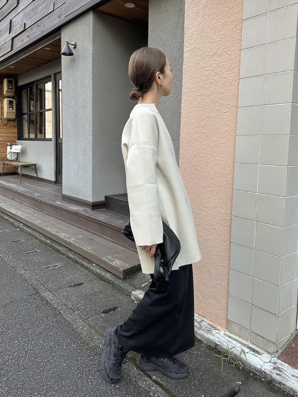 ホワイト系のニット/セーター、ブラック系のスカート、ブラック系のキャミソールを着用したレディースの秋コーディネートの3枚目の写真