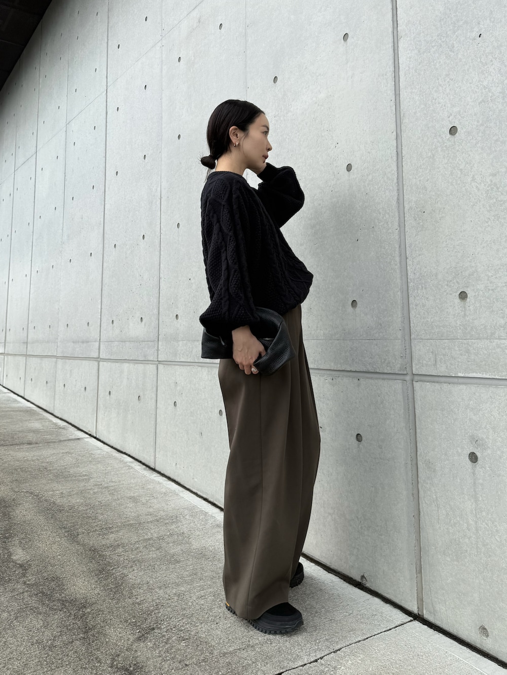 ブラック系のニット/セーター、グリーン系のその他パンツ、ブラック系のその他シューズを着用したレディースの秋コーディネートの2枚目の写真